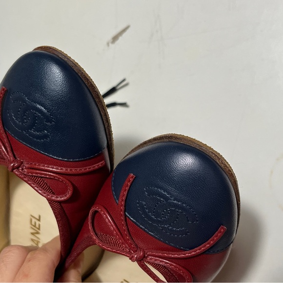 CHANEL Women's Burgundy and Navy Flats - Picture 2 of 10